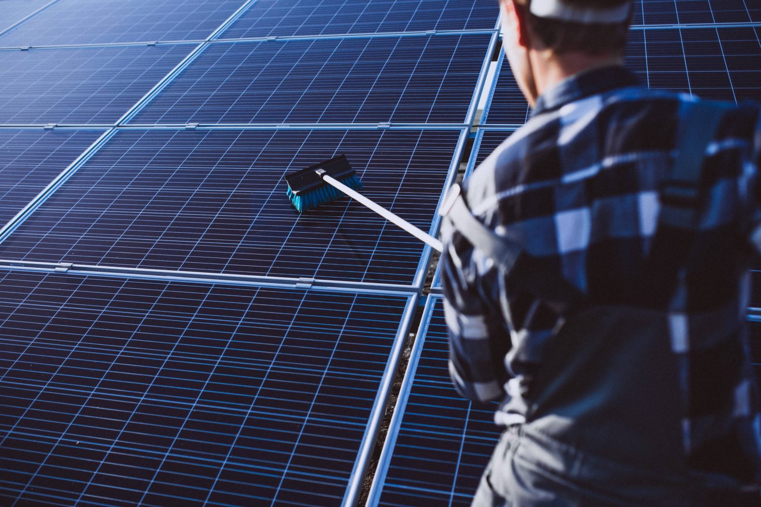 Sontro - Čiščenje sončnih elektrarn 1 Sontro - man worker firld by solar panels